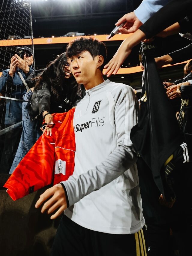 18일 시티 필드에서 열린 뉴욕시티FC와의 원정 경기를 앞두고 그라운드에 입장하고 있는 손흥민./LA FC 제공