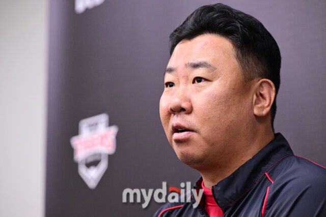 18일 오후 광주 기아챔피언스필드에서 진행된 '2026 신한 SOL KBO리그 포스트시즌' 준플레이오프 2차전 KIA 타이거즈와 LG트윈스의 경기. 경기 전 KIA 이범호 감독이 취재진과 인터뷰를 하고 있다./광주=곽경훈 기자