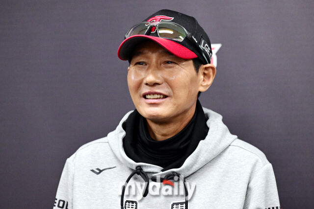 18일 오후 광주 기아챔피언스필드에서 진행된 '2026 신한 SOL KBO리그 포스트시즌' 준플레이오프 2차전 KIA 타이거즈와 LG트윈스의 경기. 경기 전 LG 염경엽 감독이 취재진의 질문에 답하고 있다./광주=곽경훈 기자
