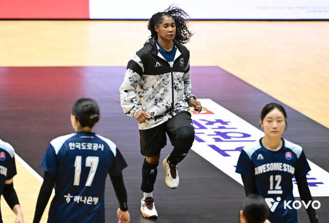 한국도로공사 모마가 18일 열리는 2026 프로배구 컵대회 GS칼텍스와 결승전에 앞서 코트로 나와 팀 동료들과 함께 몸을 풀고 있다./한국배구연맹(KOVO) 제공