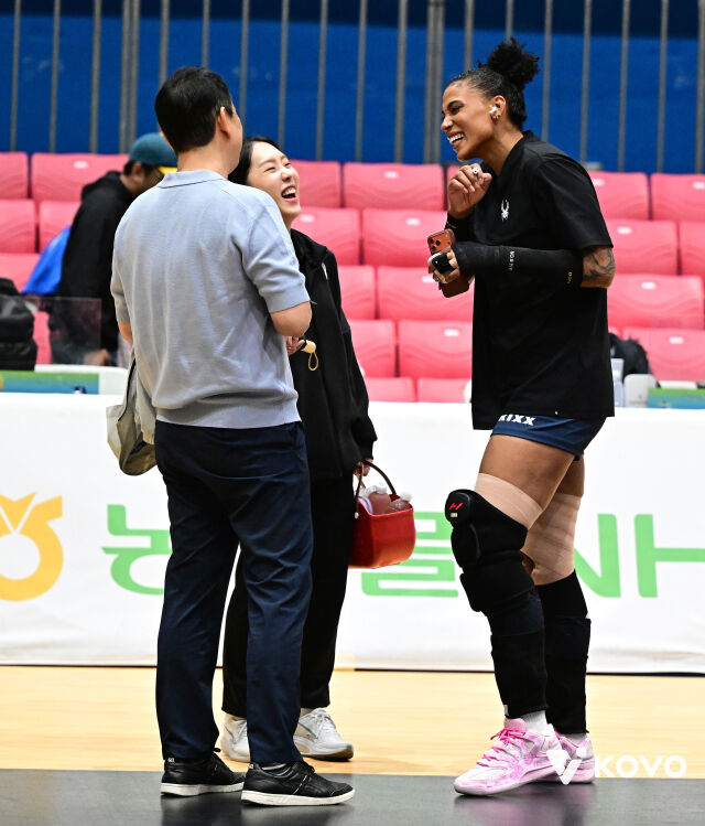 GS칼텍스 실바가 18일 열리는 2026 프로배구 컵대회 한국도로공사와 결승전에 앞서 이날 현장을 찾은 최태웅 SBS스포츠 배구해설위원과 함께 인사를 나누고 있다./한국배구연맹(KOVO) 제공