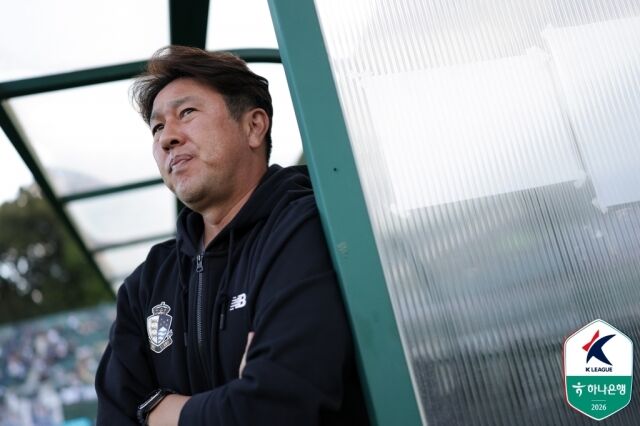 지난 9일 김포솔터축구장에서 열린 김포FC와의 원정 경기를 지켜보고 있는 김도균 서울 이랜드 감독./프로축구연맹 제공