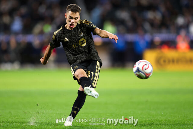 LAFC의 발타가 뉴욕시티와의 2026시즌 MLS 경기에서 슈팅하고 있다./게티이미지코리아