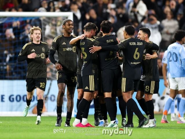 LAFC 선수단이 뉴욕시티와의 2026시즌 MLS 경기에서 발타의 프리킥 득점을 축하하고 있다./게티이미지코리아