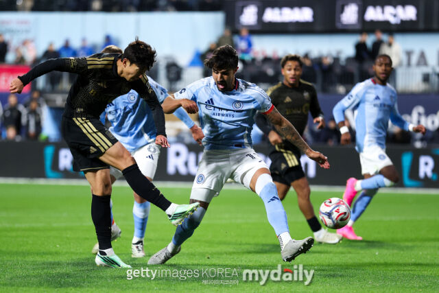 LAFC의 손흥민이 뉴욕시티와의 2026시즌 MLS 경기에서 슈팅을 하고 있다./게티이미지코리아