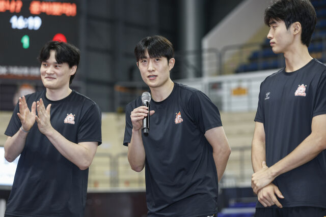 2026-27시즌 OK저축은행에서 뛰게 된 김정호, 김도훈, 김대환(이상 왼쪽부터)이 지난 17일 열린 시즌 출정식에서 부산 홈팬들에게 인사를 건네고 있다./OK저축은행 읏맨 배구단 제공
