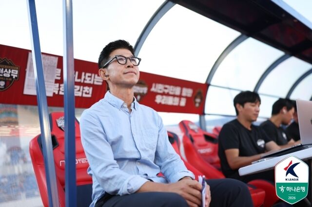  주승진 김천상무 감독이 지난 10일 김천종합운동장에서 펼쳐진 FC안양과의 경기를 지켜보고 있다./한국프로축구연맹 제공