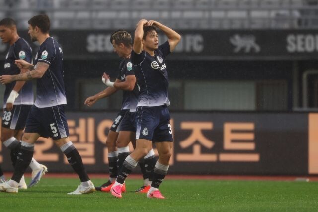 18일 목동종합운동장에서 열린 김해FC와의 홈경기에서 득점 후 세레머니하고 있는 서울 이랜드 손혁찬./서울 이랜드 제공