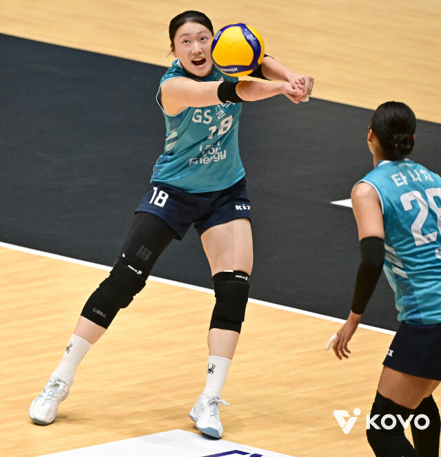 GS칼텍스 권민지가 18일 열린 한국도로공사와 2026 컵대회 결승전 도중 리시브를 시도하고 있다./한국배구연맹(KOVO) 제공