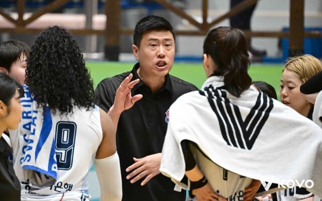 김영래 한국도로공사 감독대행이 18일 열린 GS칼텍스와 2026 프로배구 컵대회 결승전 타임아웃때 선수들과 이야기를 하고 있다./한국배구연맹(KOVO) 제공