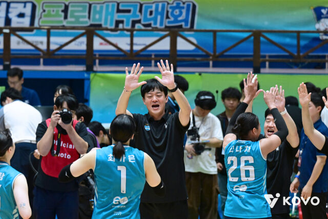 이영택 GS칼텍스 감독이 18일 열린 한국도로공사와 2026 프로배구 컵대회 결승에서 우승을 확정한 뒤 기뻐하고 있다./한국배구연맹(KOVO) 제공