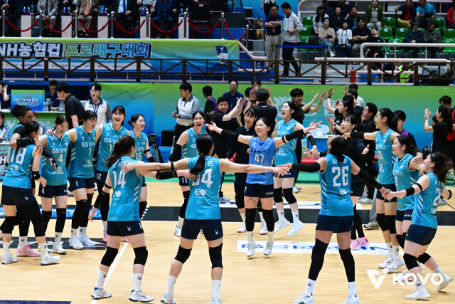 GS칼텍스 선수들이 18일 열린 한국도로공사와 2026 프로배구 컵대회 결승에서 우승을 확정한 뒤 코트 안에 모여 세리머니하고 있다./한국배구연맹(KOVO) 제공