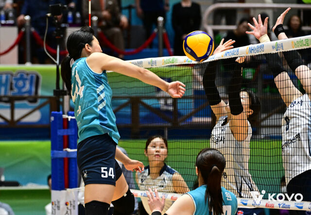 GS칼텍스 미들블로커 오세연이 18일 열린 한국도로공사와 2026 프로배구 컵대회 결승전 도중 속공을 시도하고 있다./한국배구연맹(KOVO) 제공