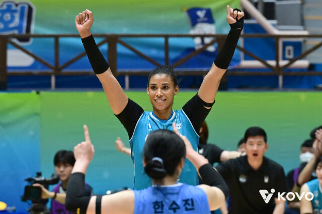 GS칼텍스 실바가 18일 열린 한국도로공사와 2026 프로배구 컵대회 결승전에서 소속팀 우승이 확정되자 두 손을 들고 기뻐하고 있다./한국배구연맹(KOVO) 제공