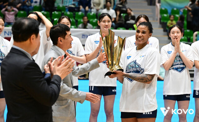 GS칼텍스 실바는 2026 프로배구 컵대회 여자부 MVP에 선정됐다. 한국도로공사와 결승전 종료 후 시상식에서 트로피를 받고 이호진 KOVO 총재와 함께 기념촬영하고 있는 실바./한국배구연맹(KOVO) 제공