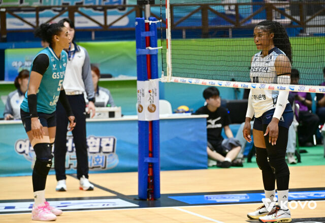GS칼텍스 실바가 18일 열린 한국도로공사와 2026 프로배구 컵대회 결승전 도중 네트 너머로 상대팀 주포 모마와 서로 바라보고 있다./한국배구연맹(KOVO) 제공