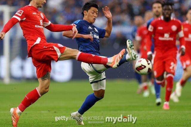 황희찬이 17일 펠틴스 아레나에서 열린 마인츠와의 홈 경기에서 경합하고 있다./게티이미지코리아