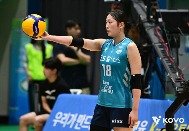 GS칼텍스 권민지가 18일 열린 한국도로공사와 2026 컵대회 결승전 도중 서브를 넣기 위해 준비하고 있다./한국배구연맹(KOVO) 제공
