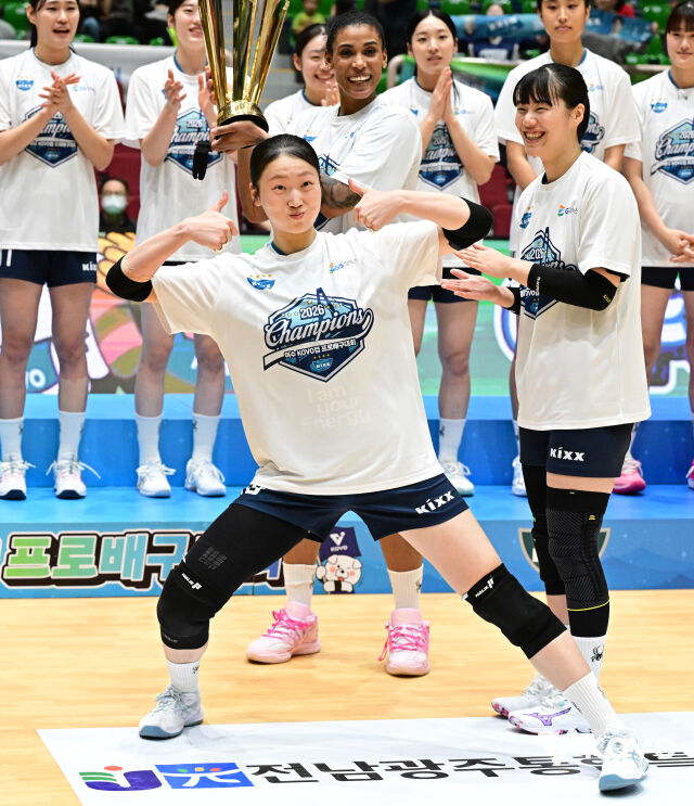 GS칼텍스 권민지가 18일 열린 한국도로공사와 2026 컵대회 결승전을 마친 뒤 진행된 시상식에서 세리머니를 하고 있다./한국배구연맹(KOVO) 제공