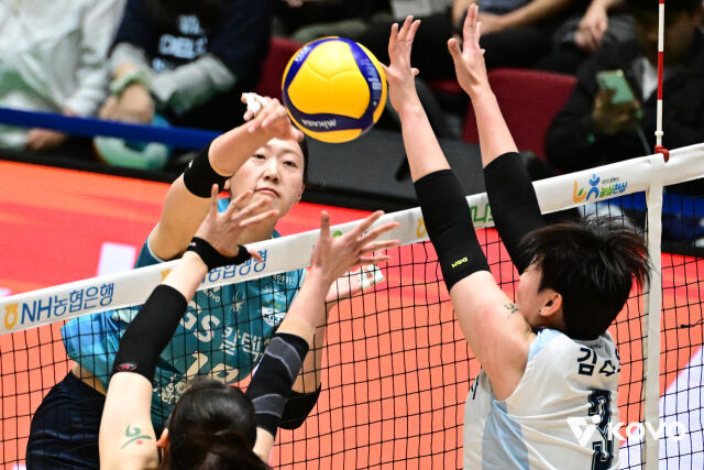 GS칼텍스 권민지가 18일 열린 한국도로공사와 2026 컵대회 결승전 도중 스파이크를 시도하고 있다./한국배구연맹(KOVO) 제공