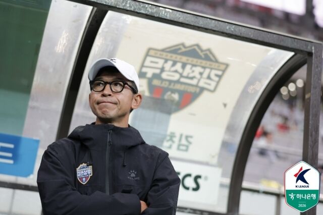 주승진 김천상무 감독이 18일 오후 4시 30분 서울월드컵경기장에서 펼쳐진 FC서울과의 '하나은행 K리그1 2026' 32라운드를 지켜보고 있다./한국프로축구연맹 제공