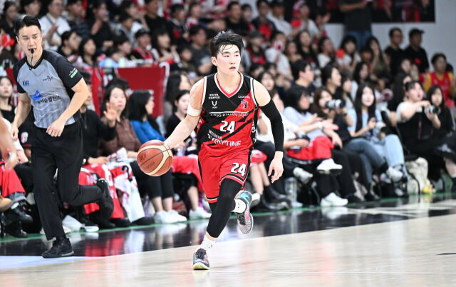 문유현이 드리블을 하고 있다./KBL 제공