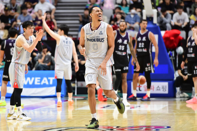 다리우스 베즐리가 세리머니를 펼치고 있다./KBL 제공
