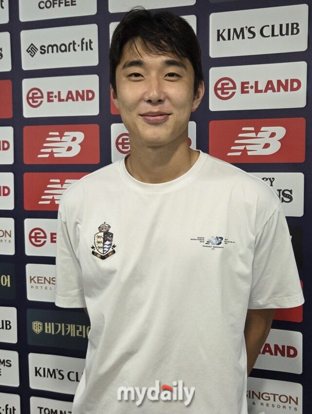 서울 이랜드 박재용이 18일 목동종합운동장에서 열린 김해FC와의 홈경기를 마친 뒤 믹스트존 인터뷰를 하고 있다./목동종합운동장=노찬혁 기자