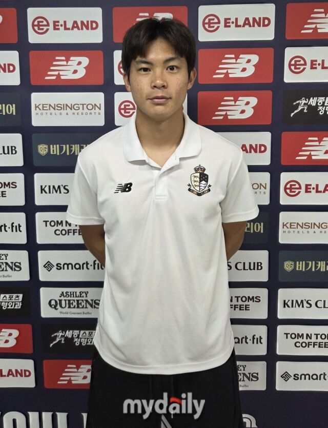 서울 이랜드 손혁찬이 18일 목동종합운동장에서 열린 김해FC와의 홈경기를 마친 후 믹스트존 인터뷰에 임하고 있다./목동종합운동장=노찬혁 기자