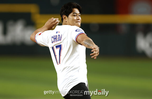 추신수가 19일 탬파베이와 클리블랜드의 ALCS 5차전에 시구자로 나선다. 2025년 8월 23일 텍사스 클리블랜드와 텍사스 레인저스의 경기에서 시구하는 추신수. /게티이미지코리아