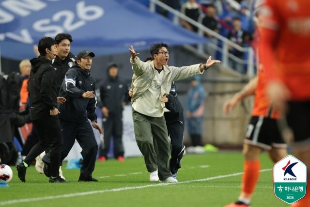 18일 수원월드컵경기장에서 열린 화성FC와의 홈경기에서 주심에게 항의하고 있는 이정효 수원 삼성 감독./프로축구연맹 제공