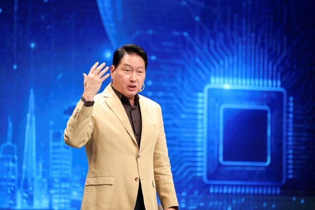 최태원 SK그룹 회장이 EBS ‘위대한 수업, 그레이트 마인즈’에서 청년들을 대상으로 강연하고 있다. /EBS