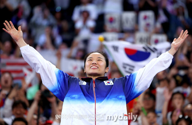 안세영이 18일 야마구치를 제압하고 2026 덴마크 오픈 우승을 차지했다. 2024 파리 올림픽 시상대에 올라 세리머니 하는 안세영. /게티이미지코리아
