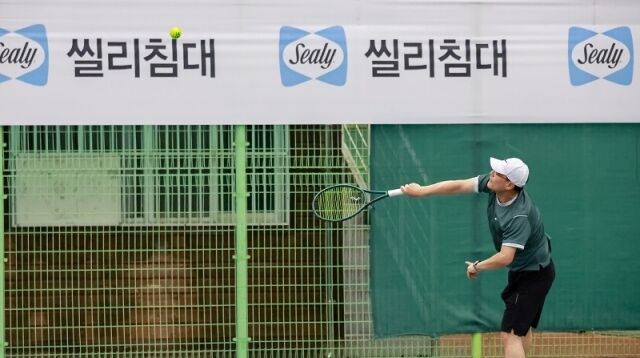 ‘제9회 씰리코리아 오픈 전국 동호인 테니스대회’ 경기 모습. / 씰리침대