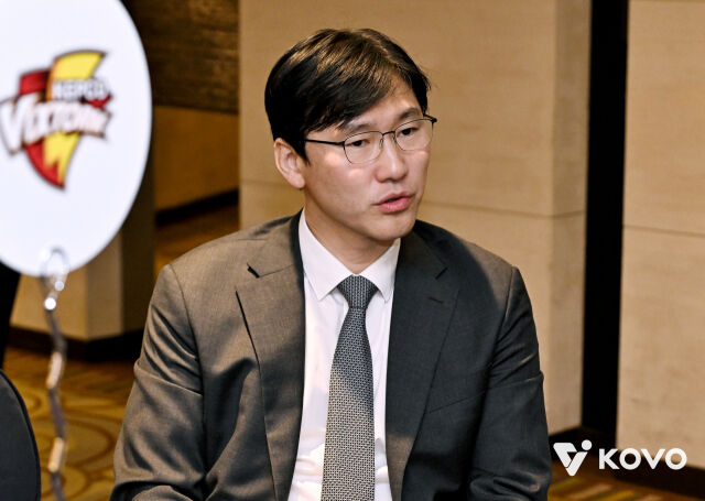2026년 한국전력의 새 사령탑인 석진욱 감독. 8일 호텔리베라청담에서 열린 2026-2027 V-리그 남자부 미디어데이에 참석해 답변을 하고 있다./한국배구연맹 제공
