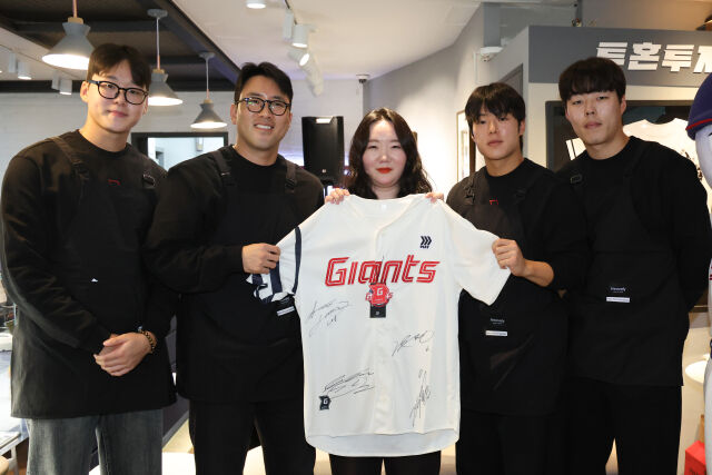롯데 자이언츠 주장 전준우를 비롯한 선수단 12명은 오는 30일 열리는 제3회 드림 카페 행사에 참여한다./롯데 자이언츠 제공