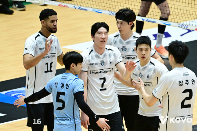 현대캐피탈이 19일 여수 진남체육관에서 열린 2026 여수·NH농협컵 프로배구대회 조별리그 A조 OK저축은행전에서 미소를 짓고 있다./한국배구연맹 제공
