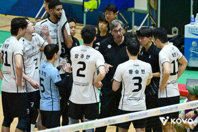 현대캐피탈이 19일 여수 진남체육관에서 열린 2026 여수·NH농협컵 프로배구대회 조별리그 A조 OK저축은행전에서 작전타임을 갖고 있다./한국배구연맹 제공