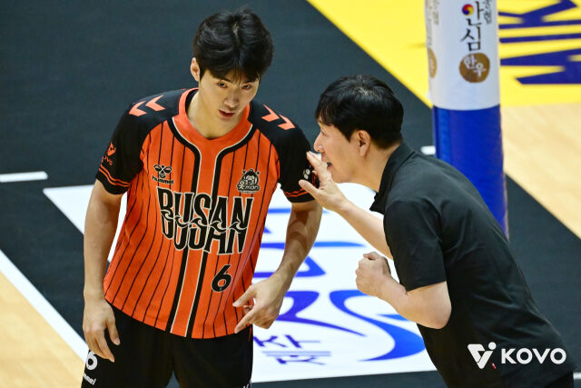 OK저축은행 신영철 감독이 19일 여수 진남체육관에서 열린 2026 여수·NH농협컵 프로배구대회 조별리그 A조 현대캐피탈전 도중 2005년생 세터 김대환과 이야기를 나누고 있다./한국배구연맹 제공