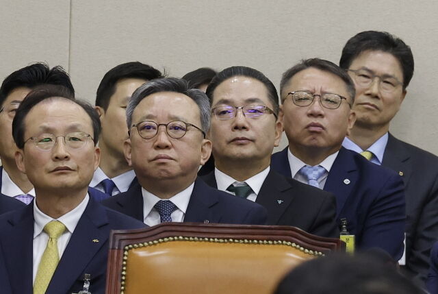 국내 5대 시중은행장이 금융권 해킹 사태와 관련해 국정감사에서 고객과 국민에게 사과하고 재발 방지를 약속했다. AI 해킹에 대응하기 위한 보안 예산·인력 확충과 보안 체계 강화 방침도 밝혔다. 사진 앞쪽부터 이환주 KB국민은행장과 정상혁 신한은행장, 이호성 하나은행장, 정진완 우리은행장, 강태영 NH농협은행장. /뉴시스