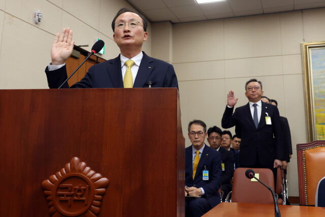 이환주 KB국민은행장을 비롯한 주요 은행장들이 19일 서울 여의도 국회에서 열린 정무위원회 국정감사에서 증인 선서를 하고 있다. /뉴시스
