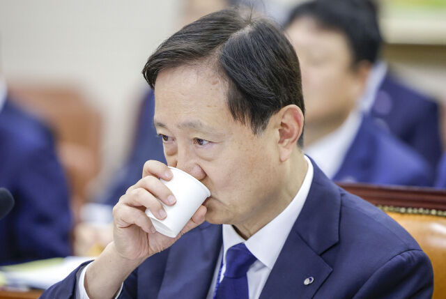 이찬진 금융감독원장이 19일 서울 여의도 국회에서 열린 정무위원회의 금융감독원 등에 대한 국정감사에서 물을 마시고 있다. /뉴시스