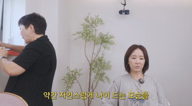 윤유선이 피부 시술에 대한 소신을 밝히며 자연스럽게 나이 들고 싶다는 바람을 전했다. / 유튜브 채널 '안녕~모두의 경민 언니예요'
