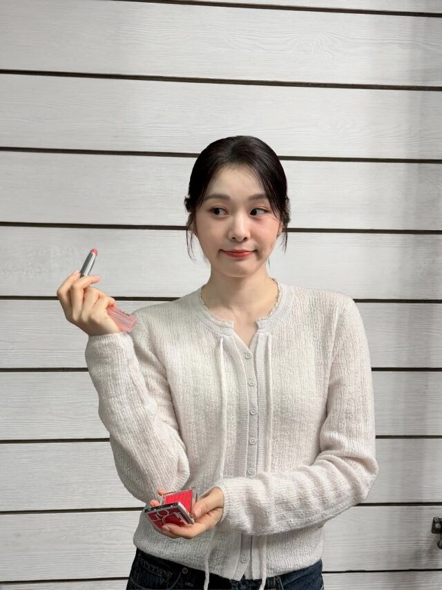 김연아가 연이은 임신설을 부인한 가운데, 변함없는 미모가 돋보이는 근황을 공개했다. / 김연아 SNS