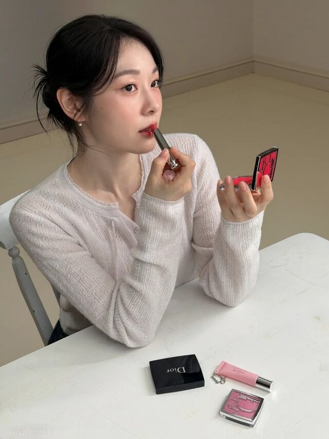 김연아가 연이은 임신설을 부인한 가운데, 변함없는 미모가 돋보이는 근황을 공개했다. / 김연아 SNS