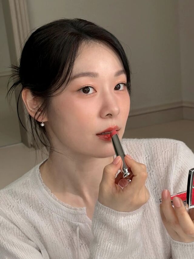 김연아가 연이은 임신설을 부인한 가운데, 변함없는 미모가 돋보이는 근황을 공개했다. / 김연아 SNS