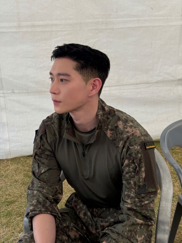김영대가 군 복무 중에도 변함없는 비주얼과 한층 탄탄해진 피지컬을 자랑했다. / 김영대 SNS