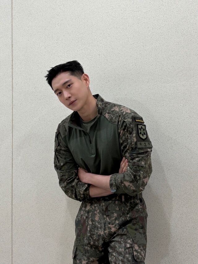 김영대가 군 복무 중에도 변함없는 비주얼과 한층 탄탄해진 피지컬을 자랑했다. / 김영대 SNS
