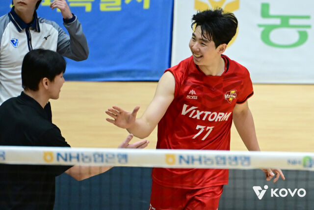 한국전력 윤하준이 19일 여수 진남체육관에서 열린 2026 여수·NH농협컵 프로배구대회 조별리그 B조 KB손해보험전에서 석진욱 감독과 하이파이브를 하고 있다./한국배구연맹 제공