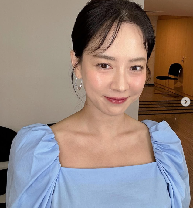 송지효는 극 중 김태웅(사토 히데오 역, 박진영 분)의 사라진 양어머니이자 사토 신이치(진선규 분)의 조선인 아내로 출연한다. /송지효 소셜미디어